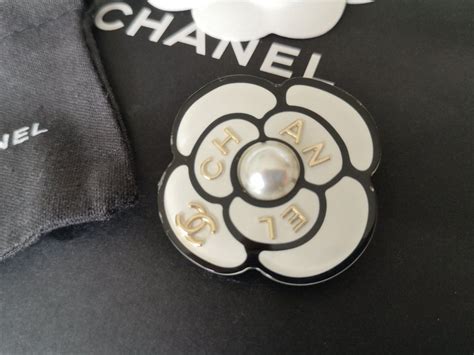 chanel brosche kamelie